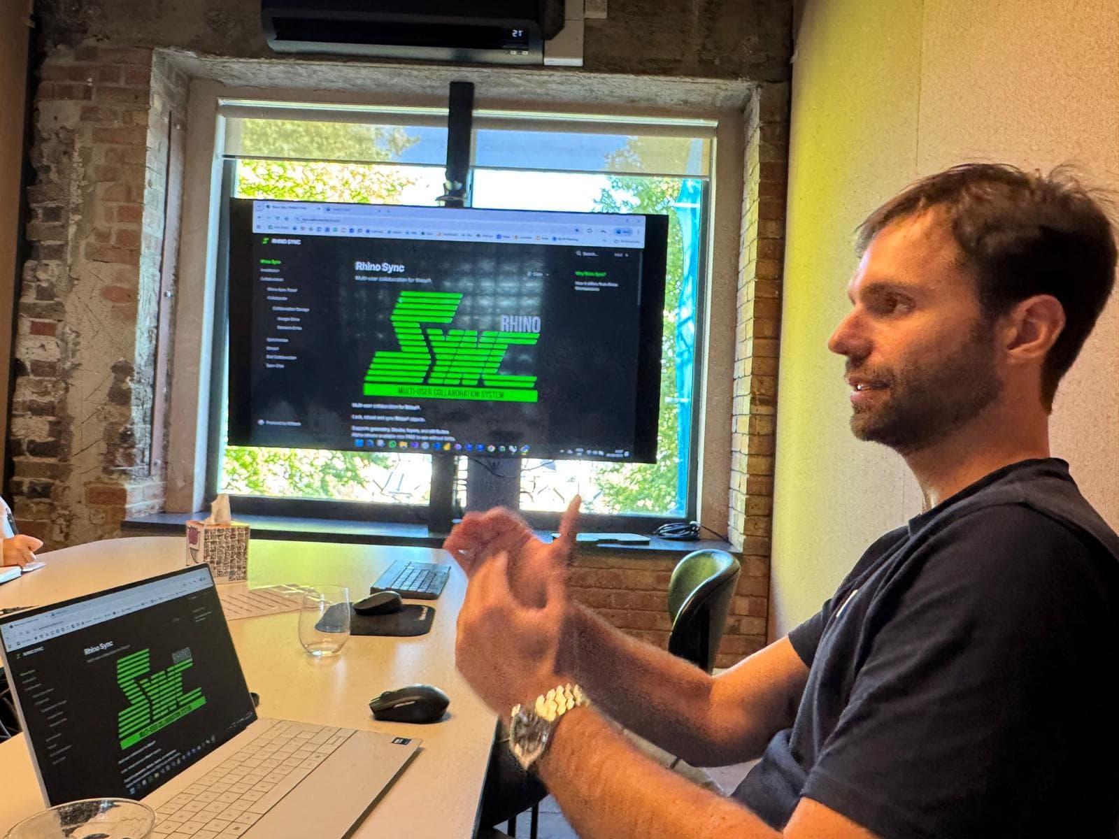 Mikael demonstrating Rhino Sync on a studio screen.
